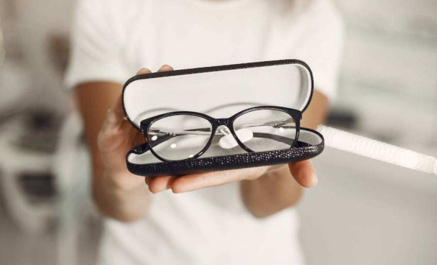 Read more about the article BHP w praktyce – Czy pracodawca musi refundować koszty zakupu okularów przez pracownicę przebywającą na urlopie macierzyńskim?
